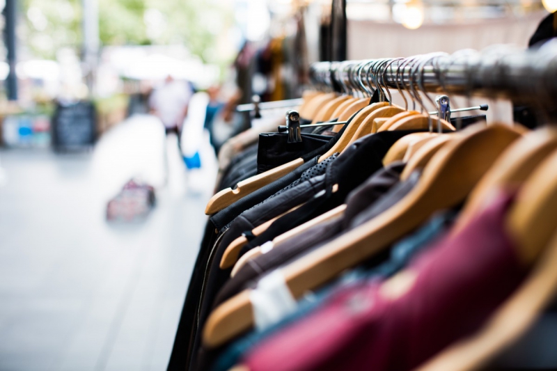 vitrine-SANARY SUR MER-min_blur_close_up_focus_hanger_jacket_market_people_rack-1176303