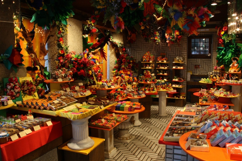 vitrine-SANARY SUR MER-min_candy_store_chocolate_shop_chocolate_switzerland-393515