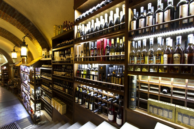 vitrine-SANARY SUR MER-min_world_street_travel_shop_canon_georgia_wine_bottles-429767